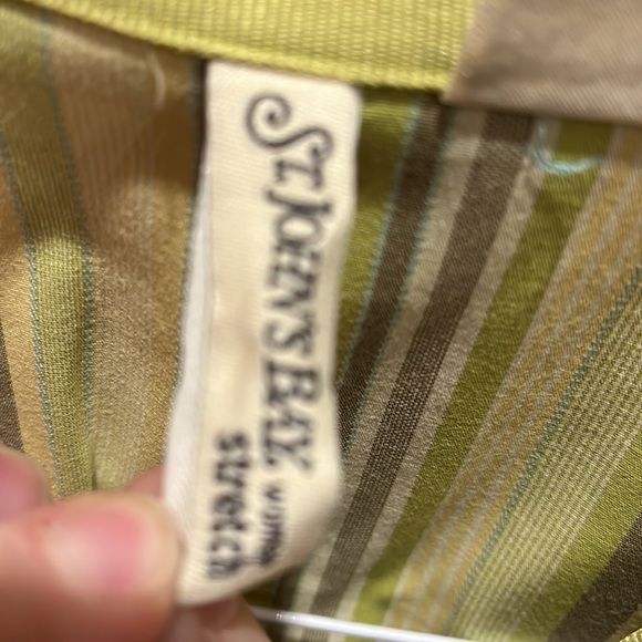 Button down shirt- like new - Picture 4 of 10